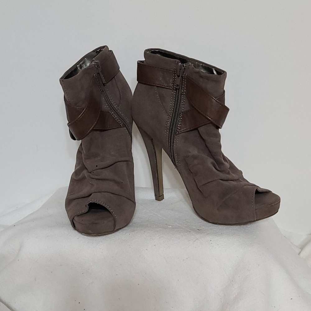 D Stiletto Tan Slouchy Peep Toe Ankle Booties Size 7 GUC READโ